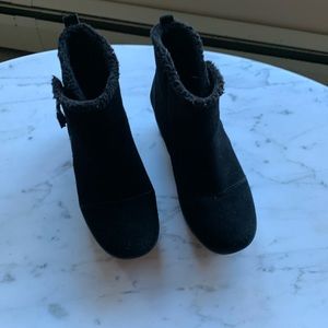 Sketchers ankle boots. Sz 7 . Great condition.